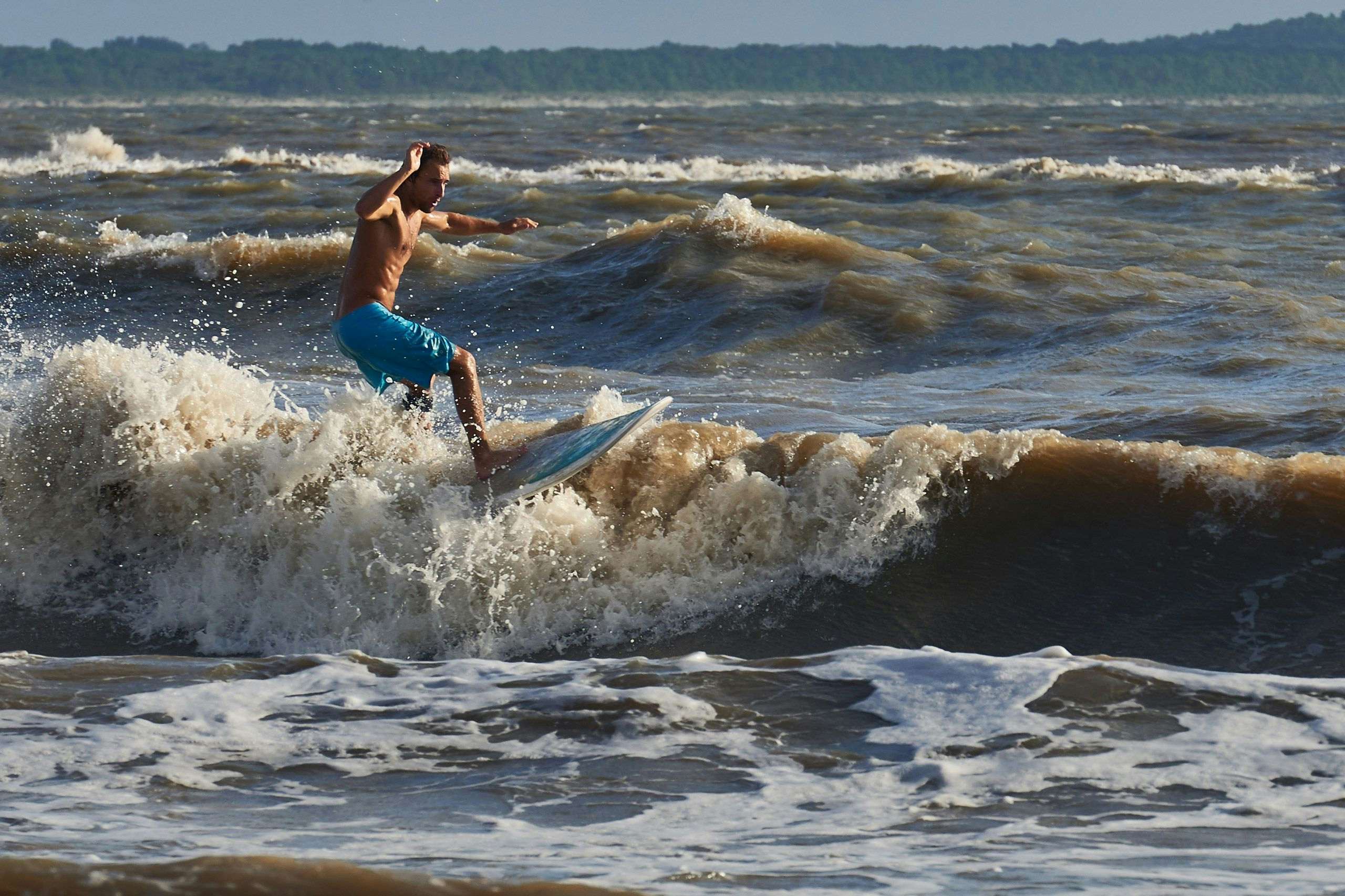 Surf at Royan's Pontaillac beach, photography by Xavier Wendling
